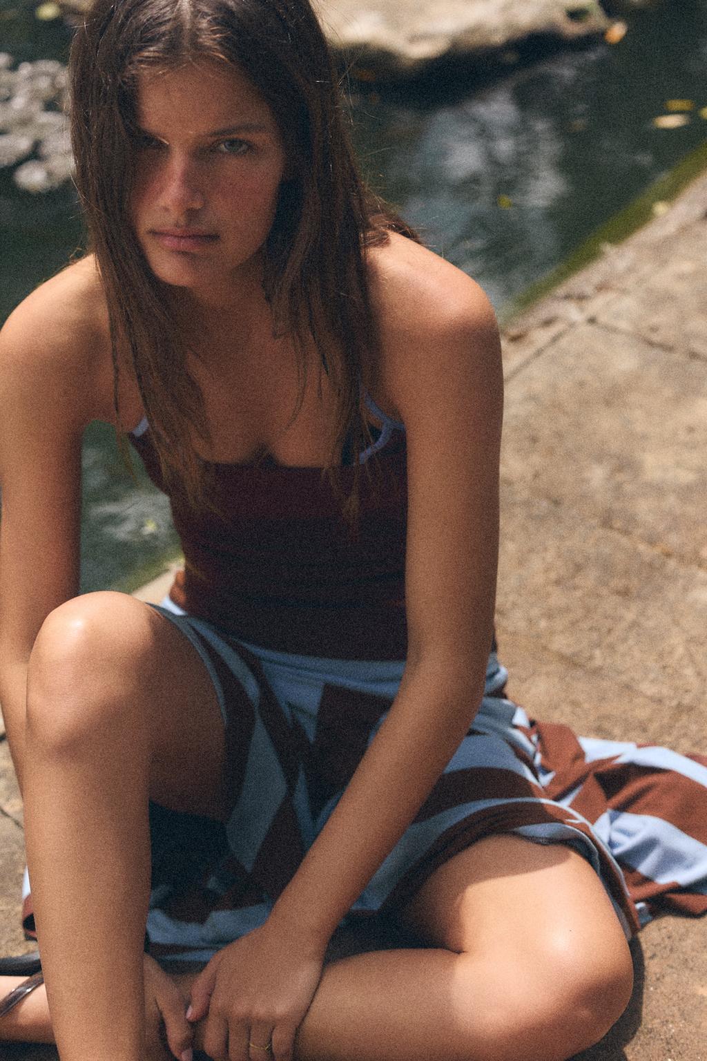 КРОП-ТОП С ГОРЛОВИНОЙ ХАЛТЕР И КОНТРАСТНОЙ ОКАНТОВКОЙ