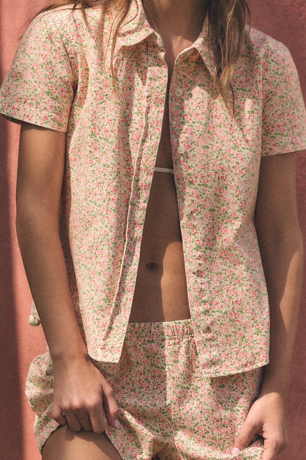 РУБАШКА С КОРОТКИМИ РУКАВАМИ И ЦВЕТОЧНЫМ ПРИНТОМ