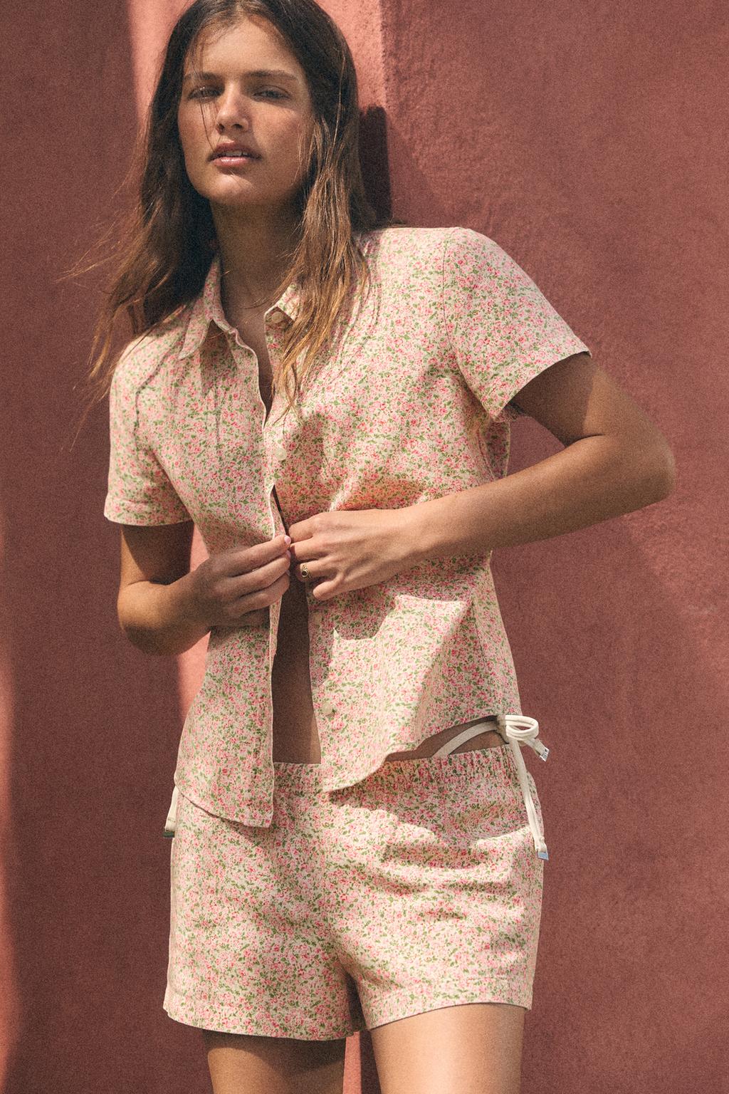 РУБАШКА С КОРОТКИМИ РУКАВАМИ И ЦВЕТОЧНЫМ ПРИНТОМ