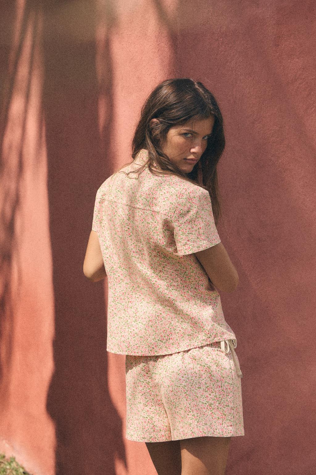 РУБАШКА С КОРОТКИМИ РУКАВАМИ И ЦВЕТОЧНЫМ ПРИНТОМ