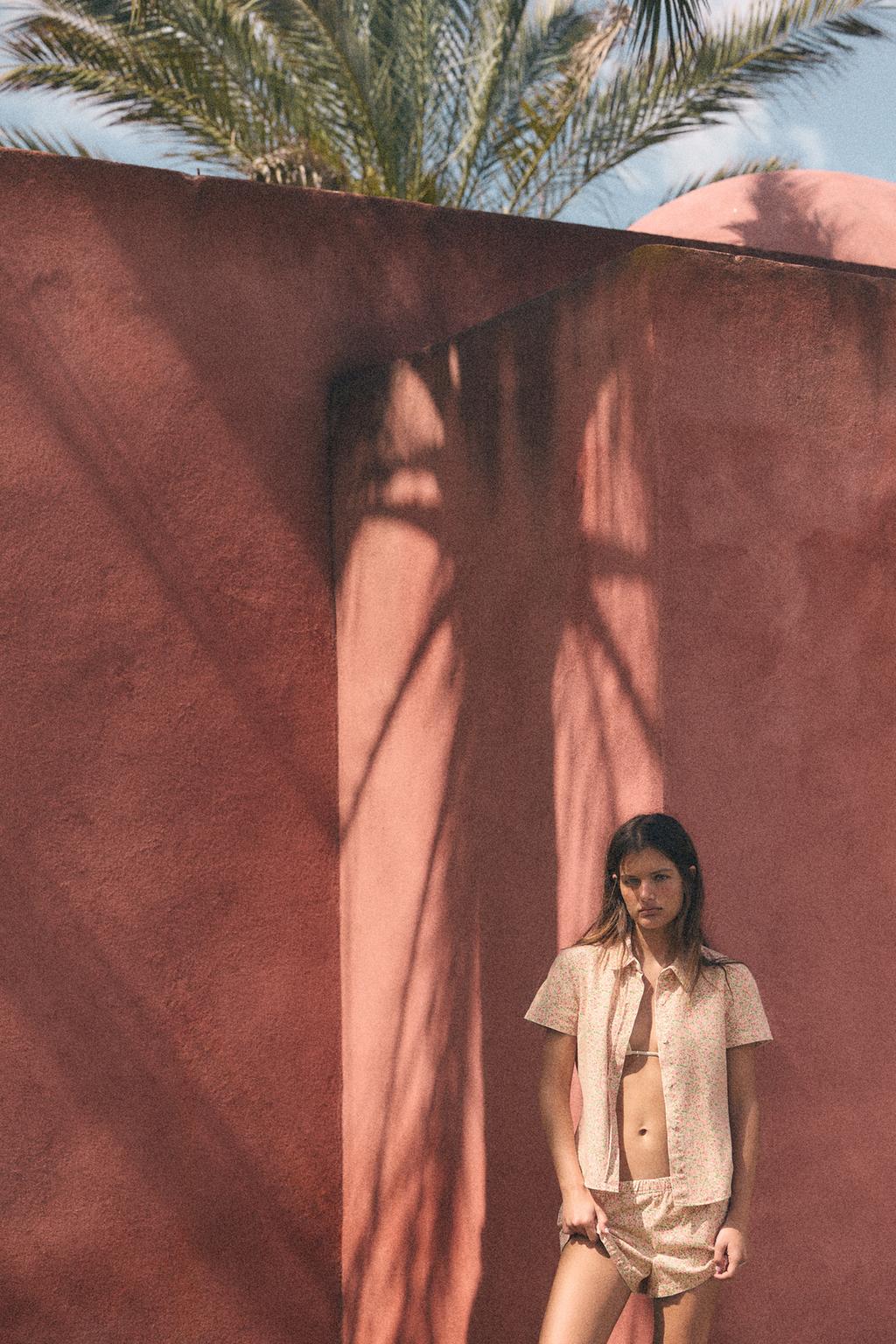 РУБАШКА С КОРОТКИМИ РУКАВАМИ И ЦВЕТОЧНЫМ ПРИНТОМ