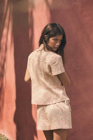 Рубашка с короткими рукавами и цветочным принтом- Заказать в России