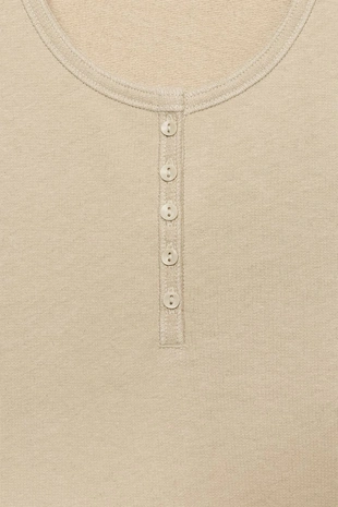 Топ с льняными пуговицами