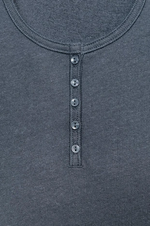 Топ с льняными пуговицами