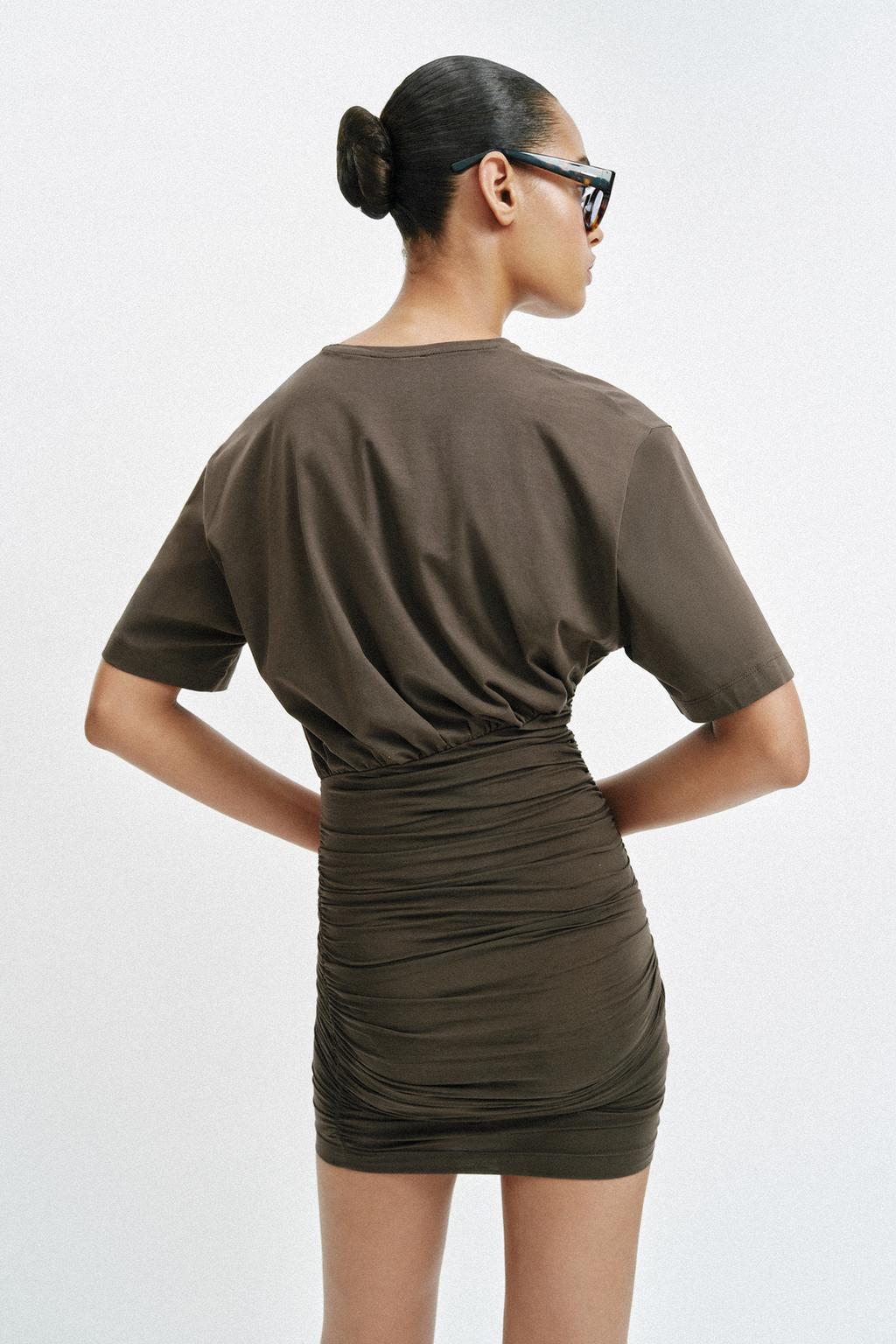 КОРОТКОЕ ПЛАТЬЕ СО СБОРКАМИ