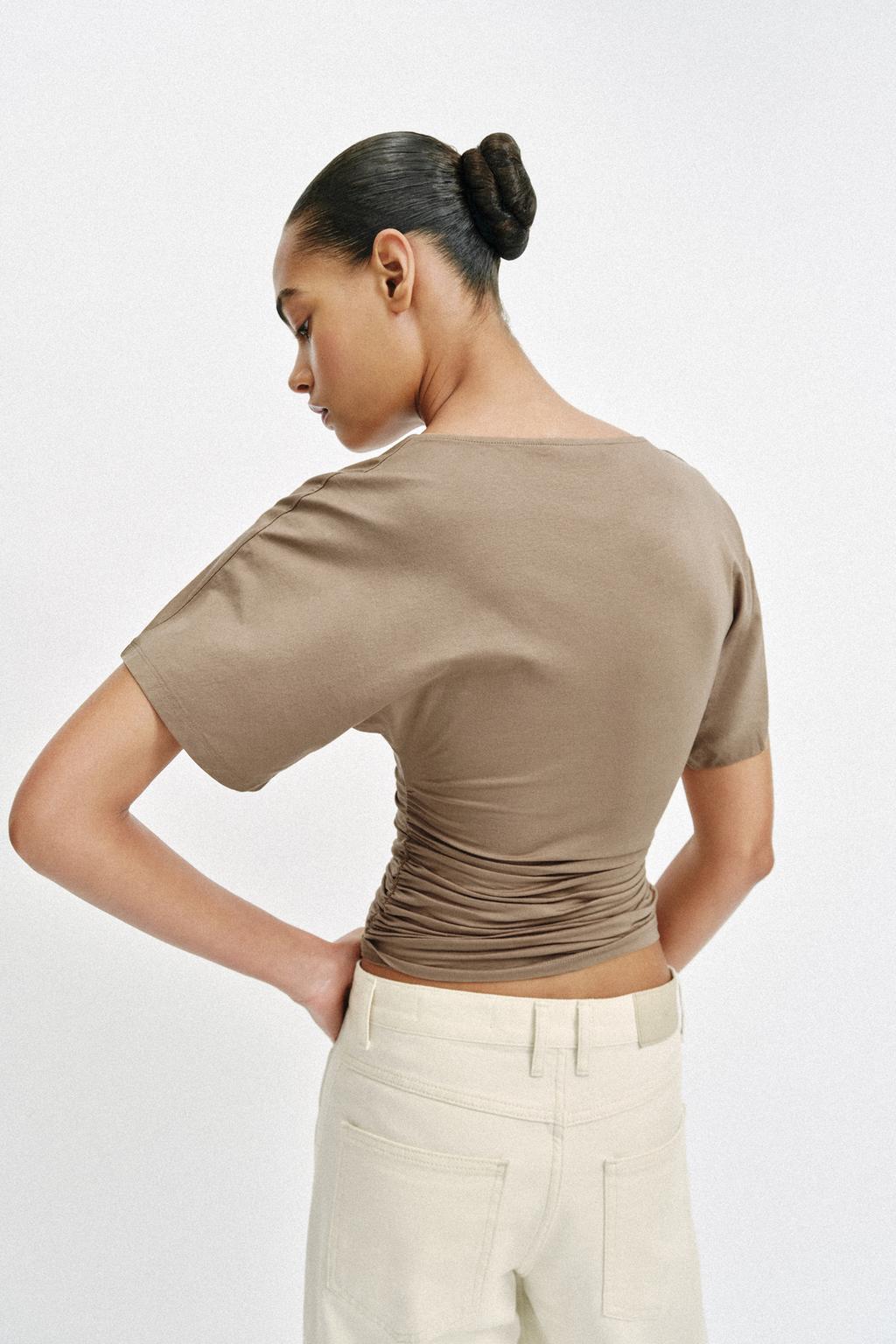 ФУТБОЛКА С ДРАПИРОВКОЙ И КОРОТКИМИ РУКАВАМИ