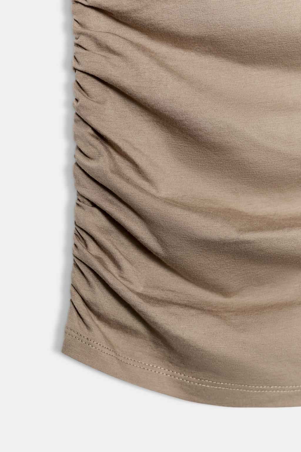 ФУТБОЛКА С ДРАПИРОВКОЙ И КОРОТКИМИ РУКАВАМИ