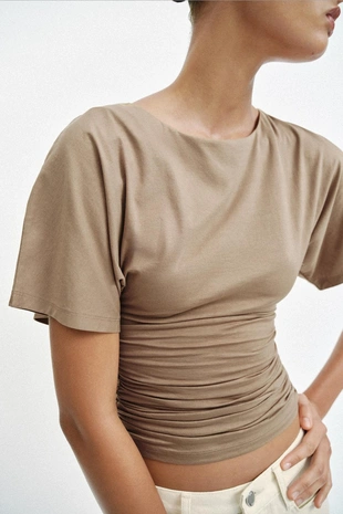 Футболка с драпировкой и короткими рукавами- Заказать в России
