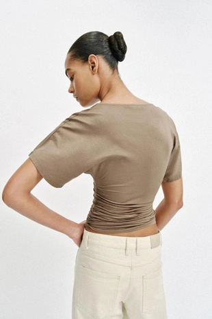 Футболка с драпировкой и короткими рукавами- Заказать в России