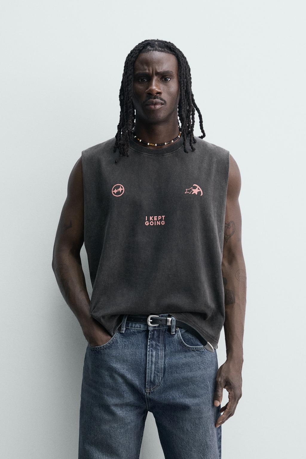 МАЙКА ИЗ ТКАНИ С ЭФФЕКТОМ ПОТЕРТОСТИ И ПРИНТОМ