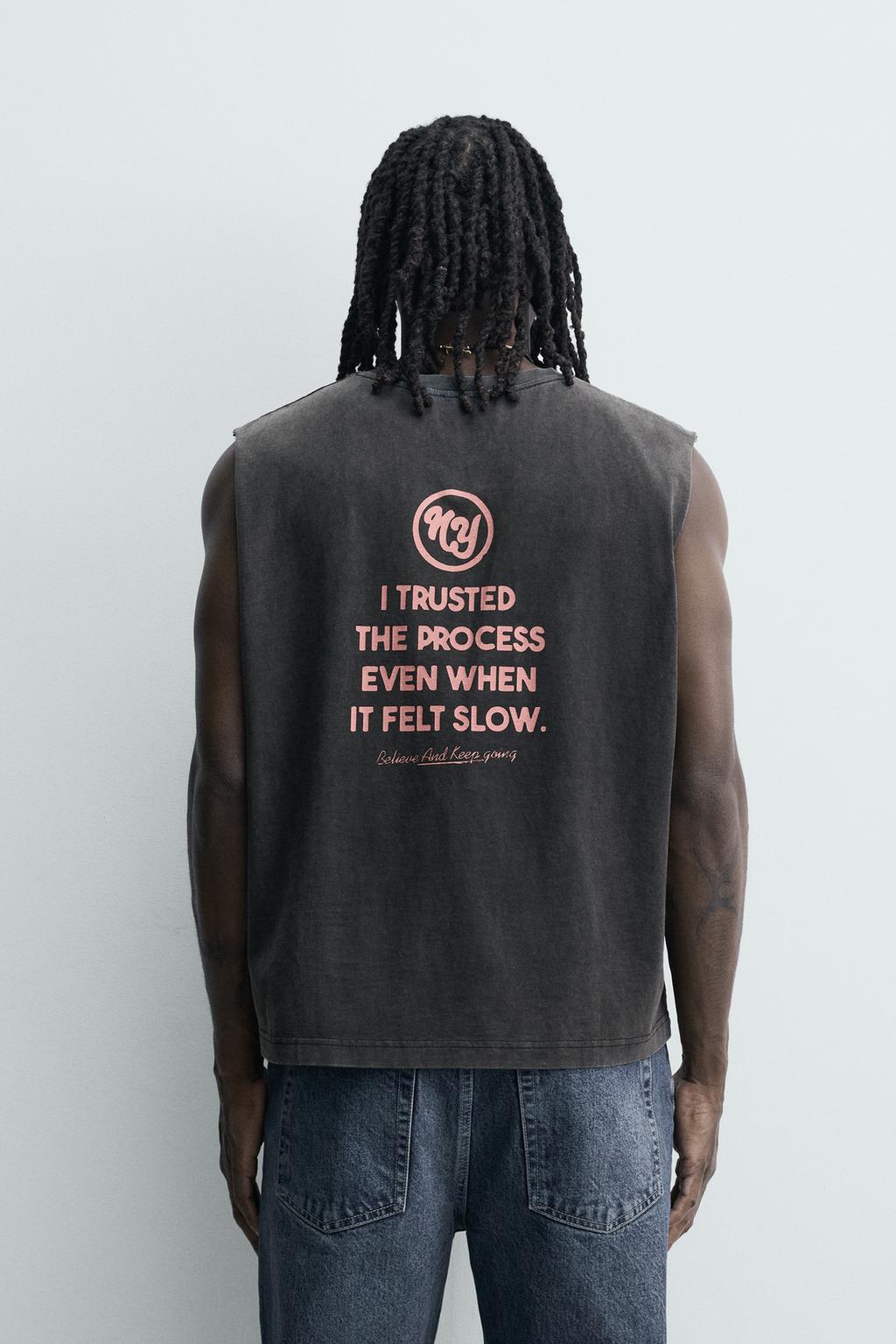 МАЙКА ИЗ ТКАНИ С ЭФФЕКТОМ ПОТЕРТОСТИ И ПРИНТОМ