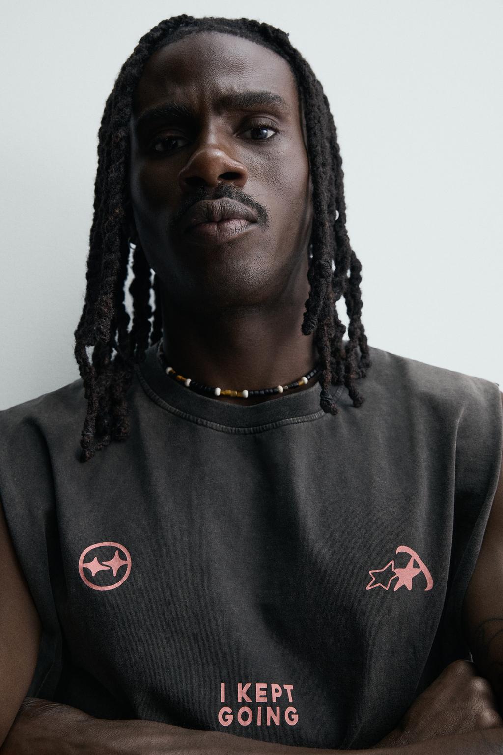 МАЙКА ИЗ ТКАНИ С ЭФФЕКТОМ ПОТЕРТОСТИ И ПРИНТОМ