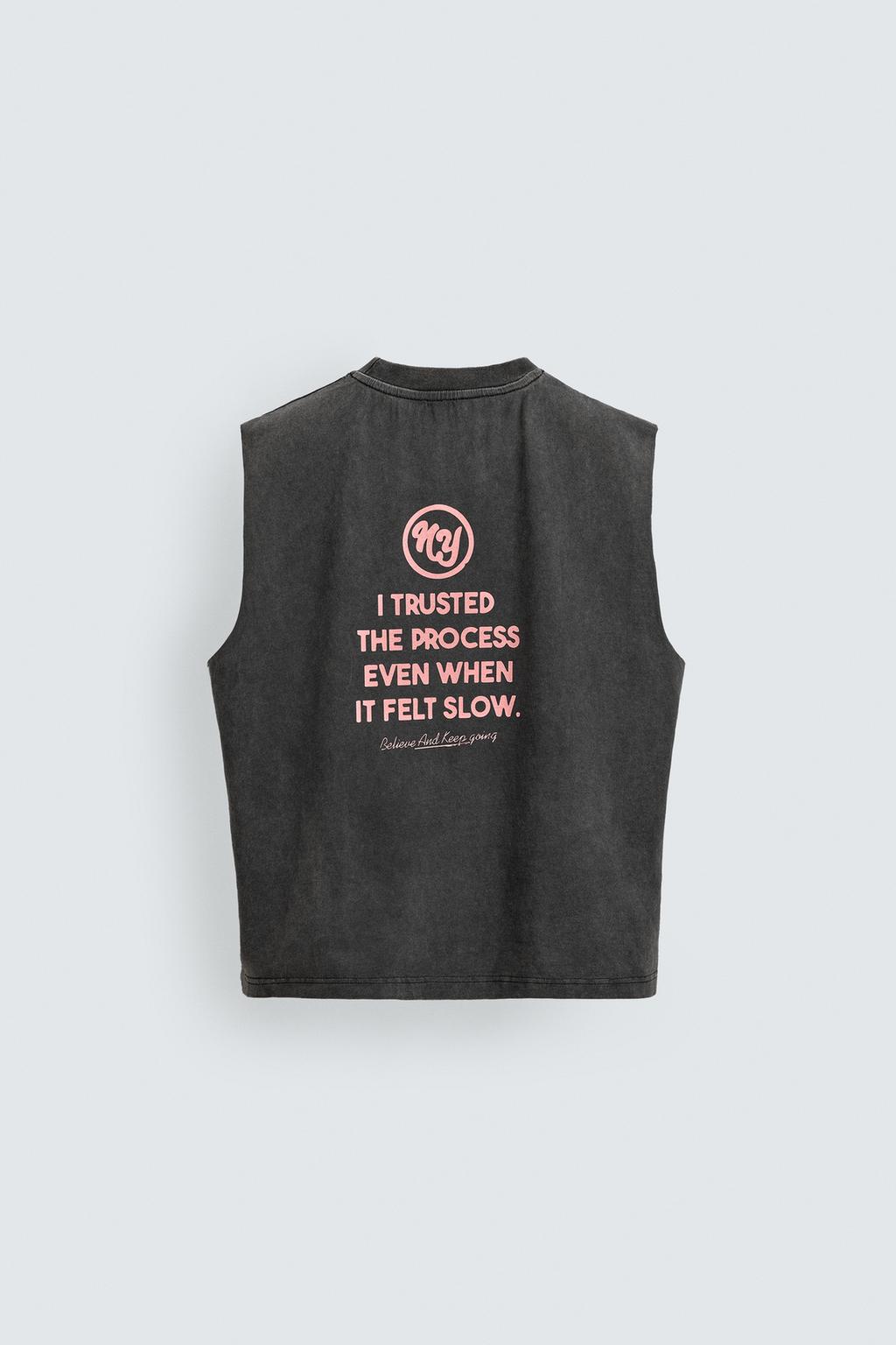 МАЙКА ИЗ ТКАНИ С ЭФФЕКТОМ ПОТЕРТОСТИ И ПРИНТОМ