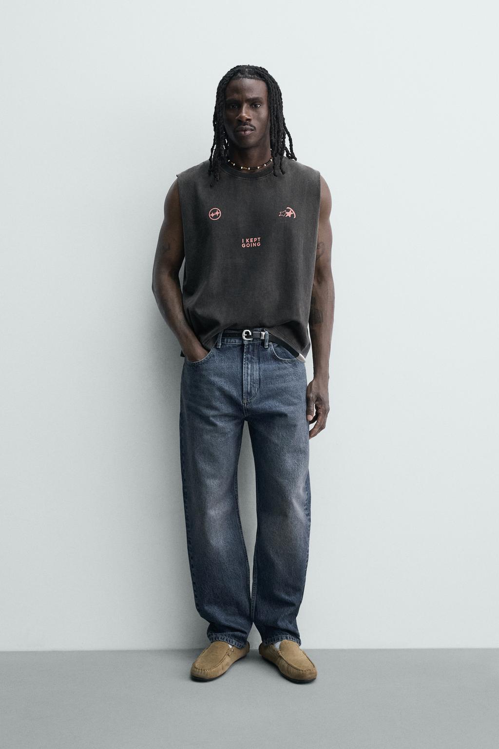 МАЙКА ИЗ ТКАНИ С ЭФФЕКТОМ ПОТЕРТОСТИ И ПРИНТОМ