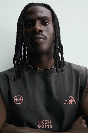 Майка из ткани с эффектом потертости и принтом- Заказать в России