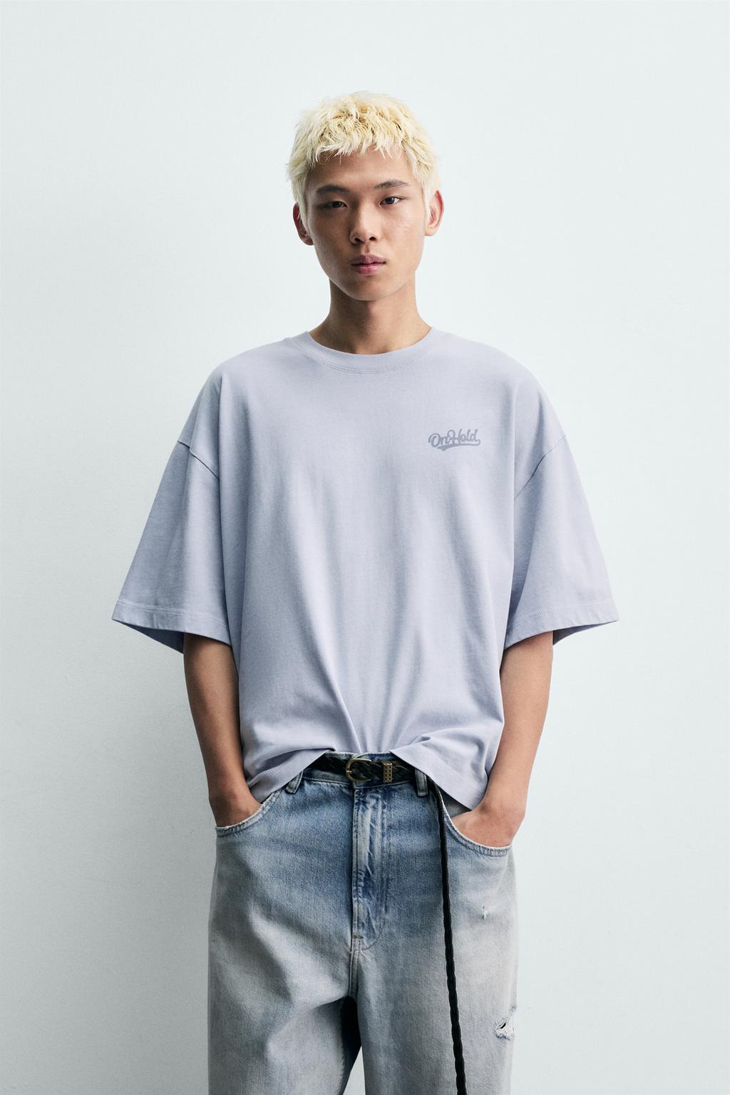 ФУТБОЛКА СВОБОДНОГО КРОЯ С КОНТРАСТНЫМИ НАШИВКАМИ