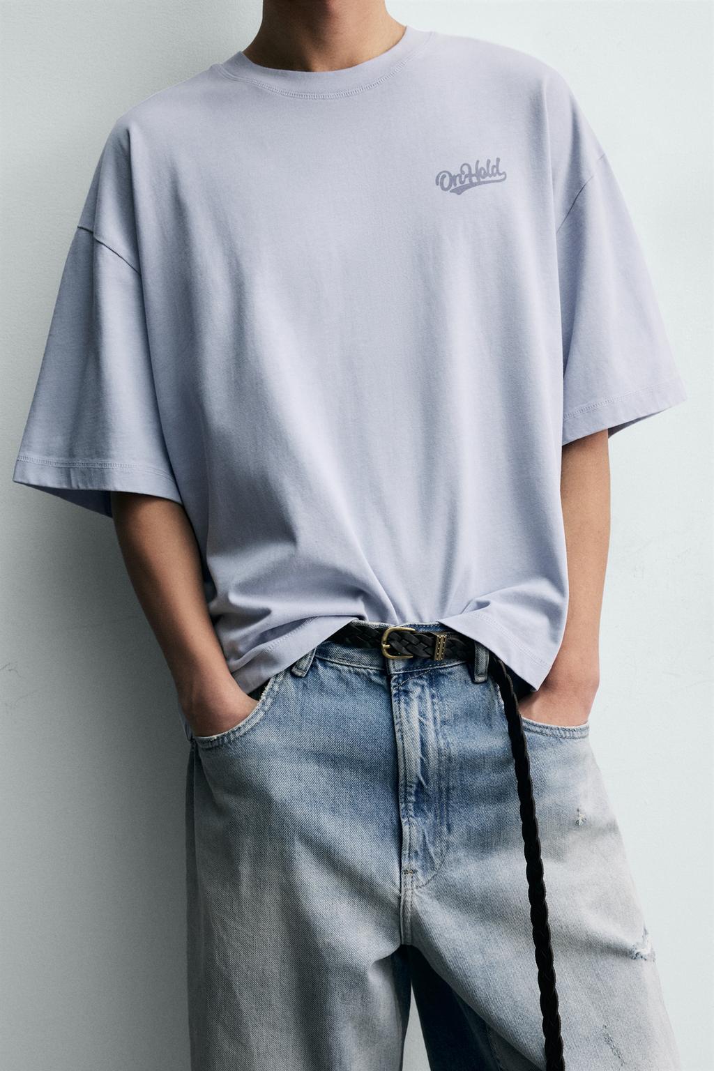 ФУТБОЛКА СВОБОДНОГО КРОЯ С КОНТРАСТНЫМИ НАШИВКАМИ