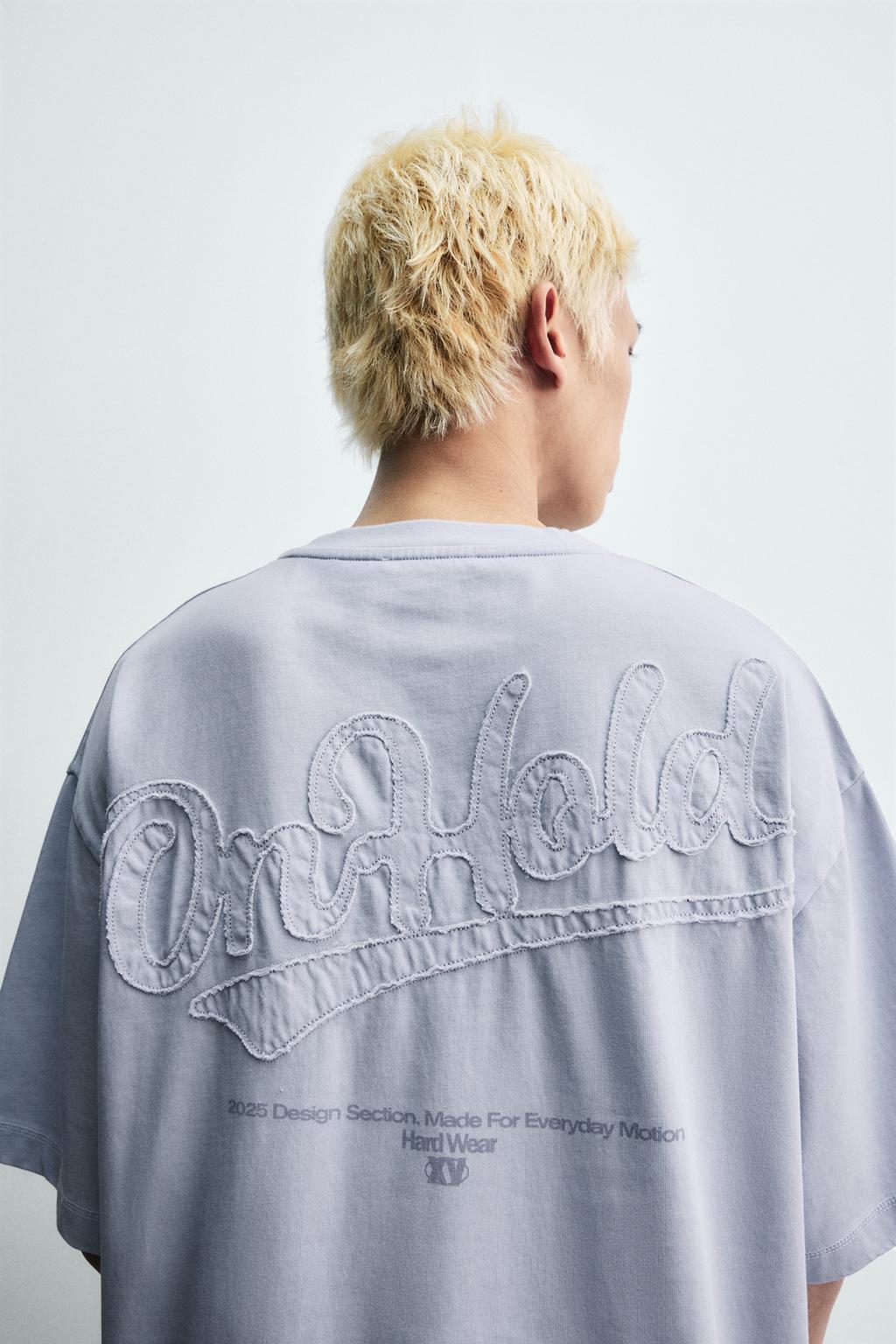 ФУТБОЛКА СВОБОДНОГО КРОЯ С КОНТРАСТНЫМИ НАШИВКАМИ