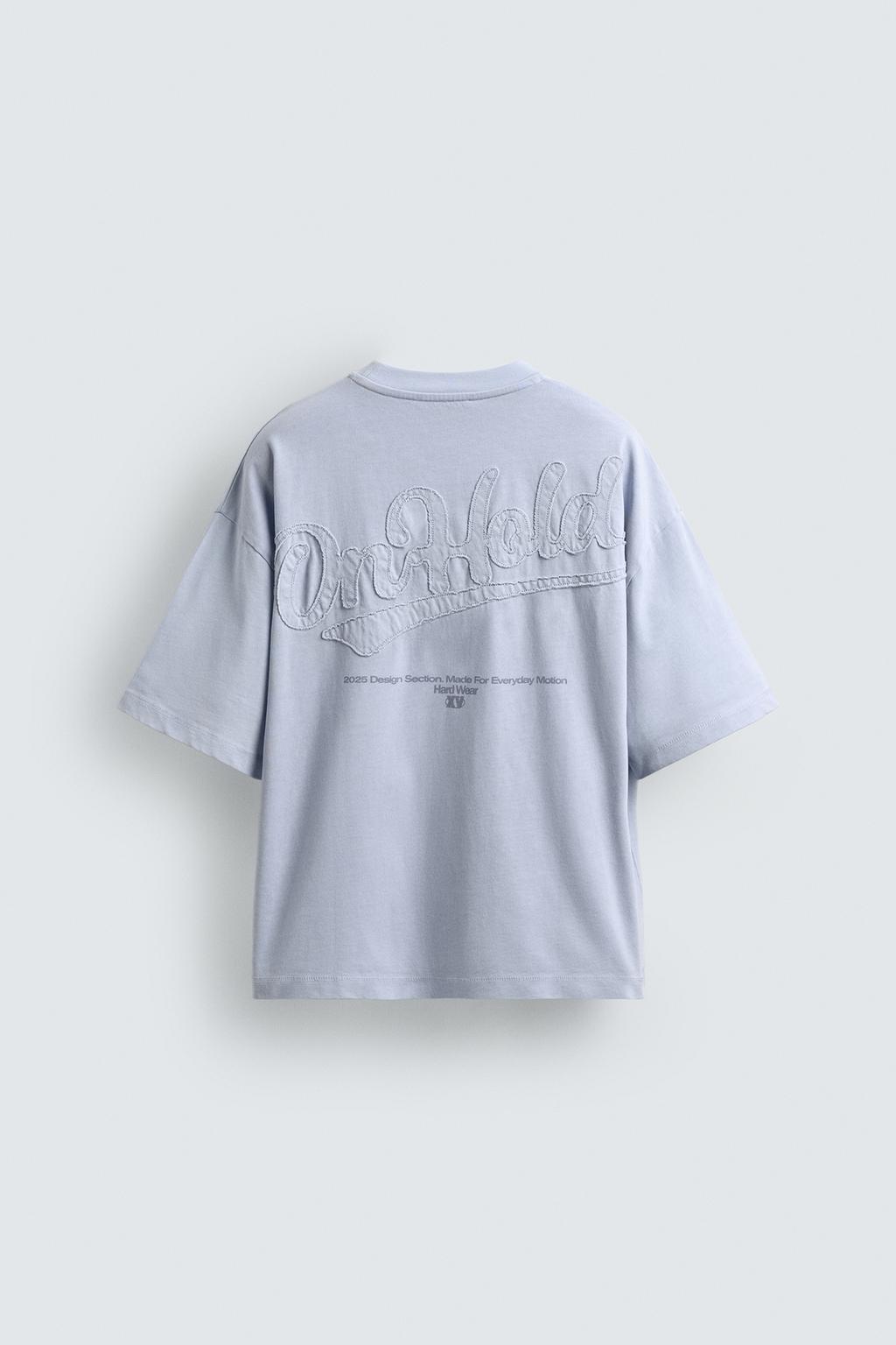 ФУТБОЛКА СВОБОДНОГО КРОЯ С КОНТРАСТНЫМИ НАШИВКАМИ