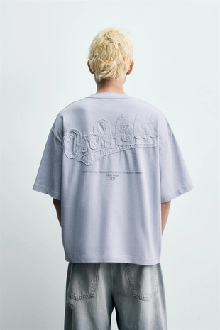 Футболка свободного кроя с контрастными нашивками- Заказать в России