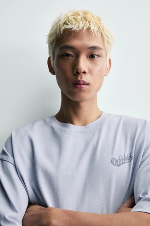 Футболка свободного кроя с контрастными нашивками- Заказать в России