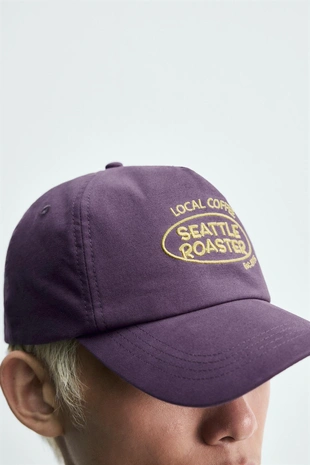 Кепка с эффектом потертости и контрастной вышивкой- Заказать в России