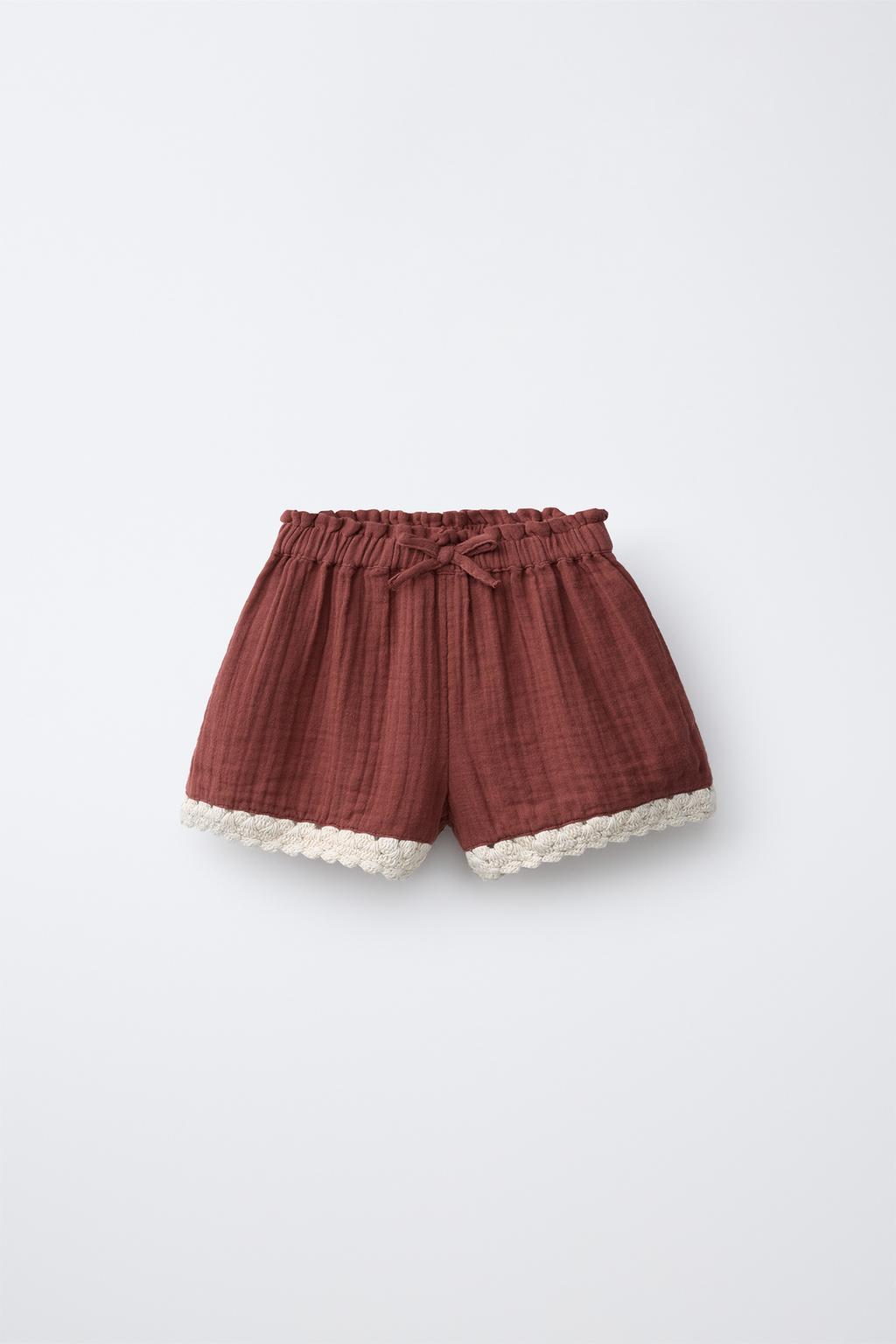 БЕРМУДЫ ИЗ ТКАНИ С КРУЖЕВОМ КРОШЕ