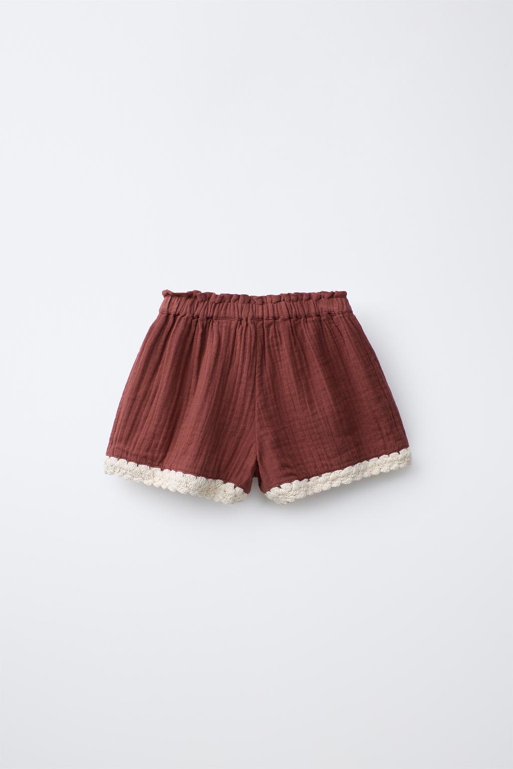 БЕРМУДЫ ИЗ ТКАНИ С КРУЖЕВОМ КРОШЕ