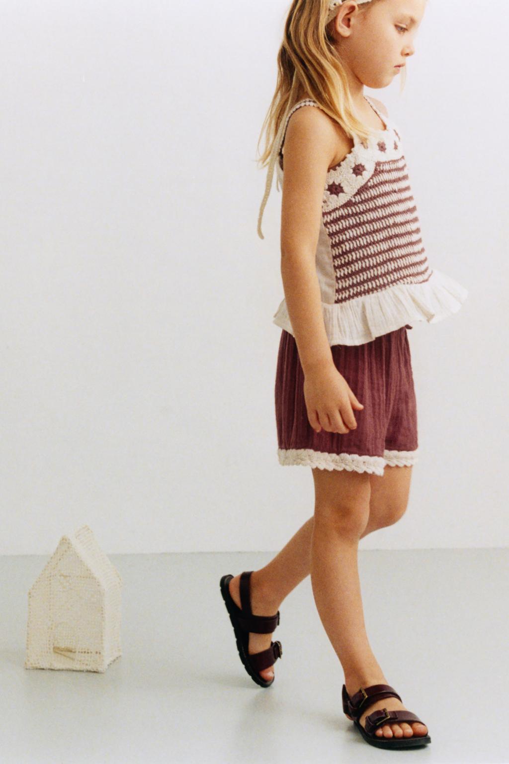 БЕРМУДЫ ИЗ ТКАНИ С КРУЖЕВОМ КРОШЕ