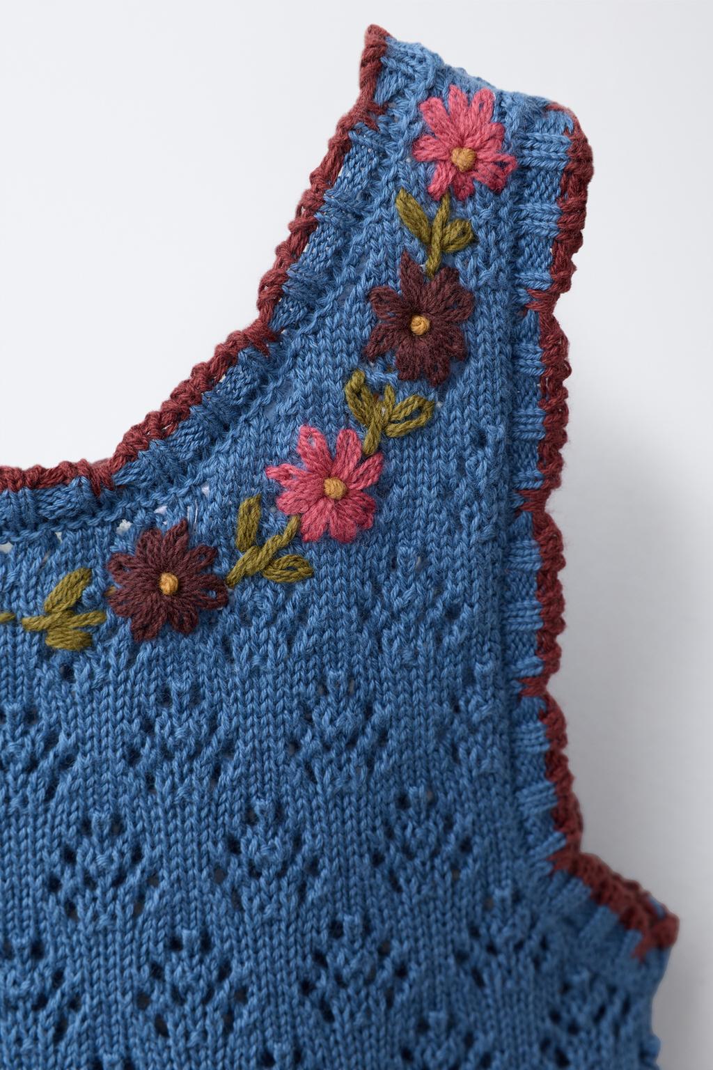 ТРИКОТАЖНОЕ ПЛАТЬЕ С ВЫШИТЫМИ ЦВЕТАМИ