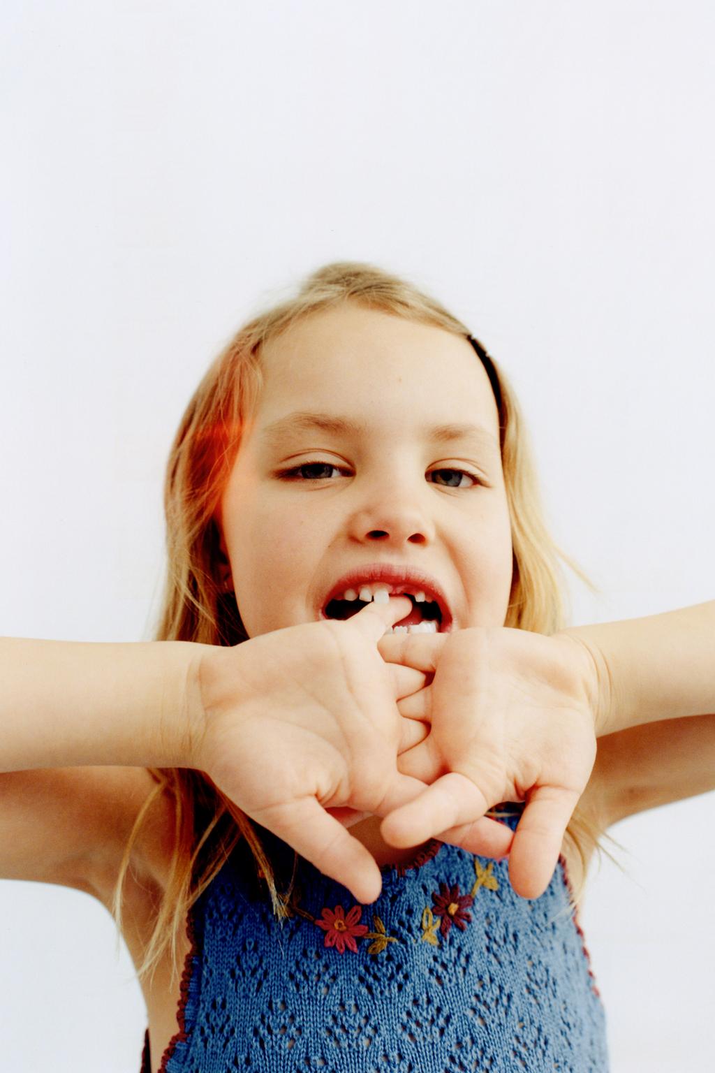 ТРИКОТАЖНОЕ ПЛАТЬЕ С ВЫШИТЫМИ ЦВЕТАМИ