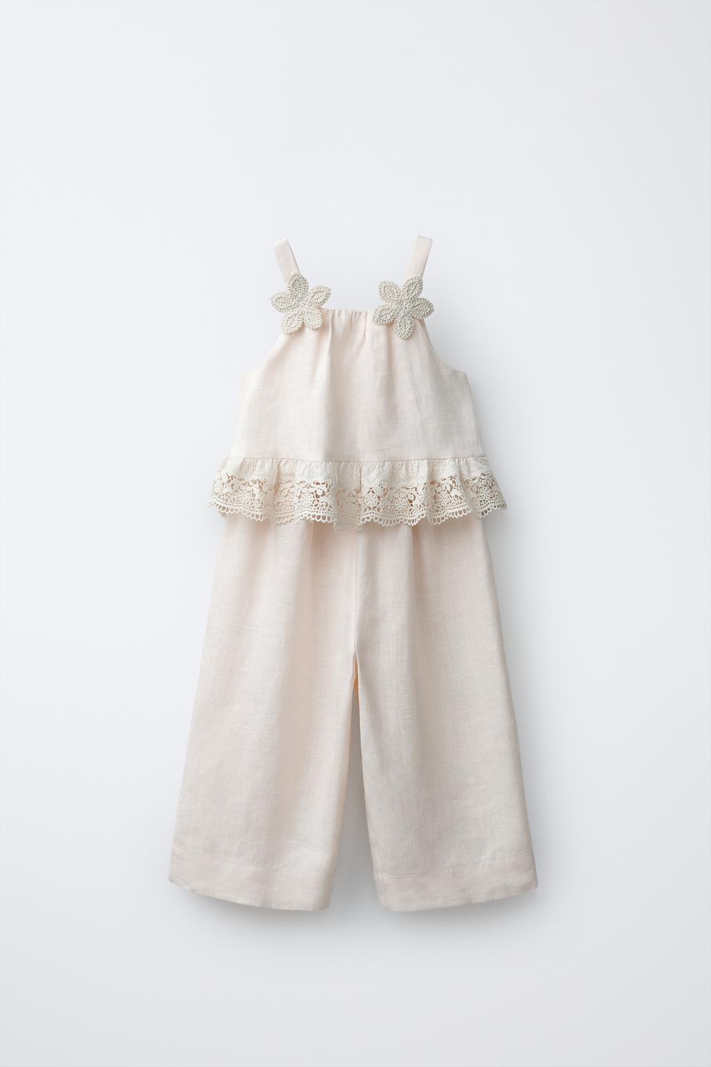ЛЬНЯНОЙ КОМБИНЕЗОН С ЦВЕТОЧНЫМ КРУЖЕВОМ