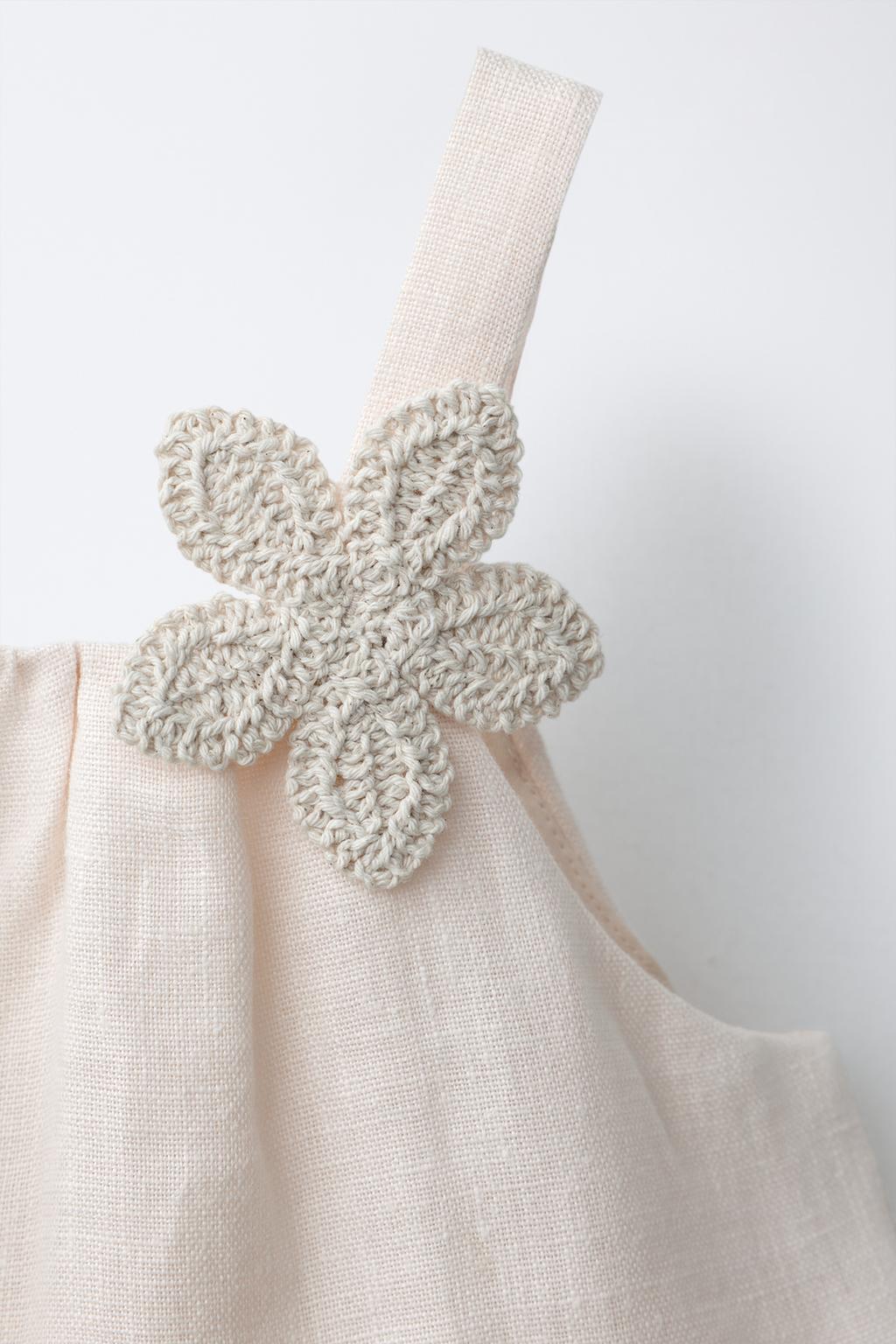 ЛЬНЯНОЙ КОМБИНЕЗОН С ЦВЕТОЧНЫМ КРУЖЕВОМ