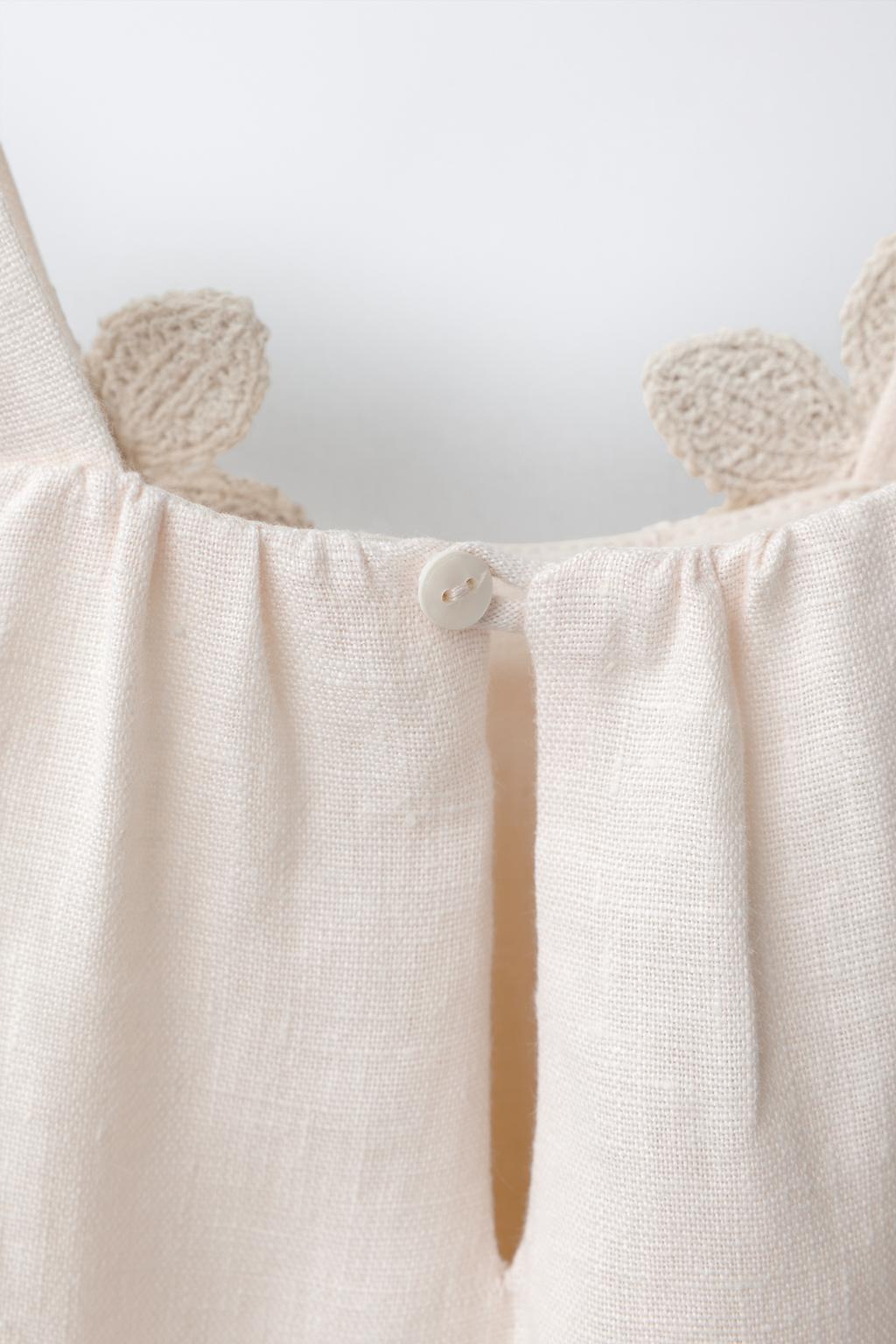 ЛЬНЯНОЙ КОМБИНЕЗОН С ЦВЕТОЧНЫМ КРУЖЕВОМ