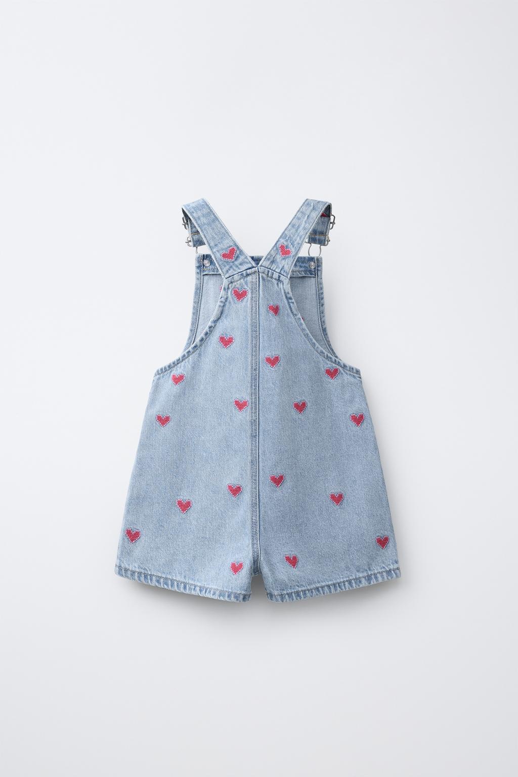 ДЖИНСОВЫЙ КОМБИНЕЗОН С ВЫШИТЫМИ СЕРДЦАМИ