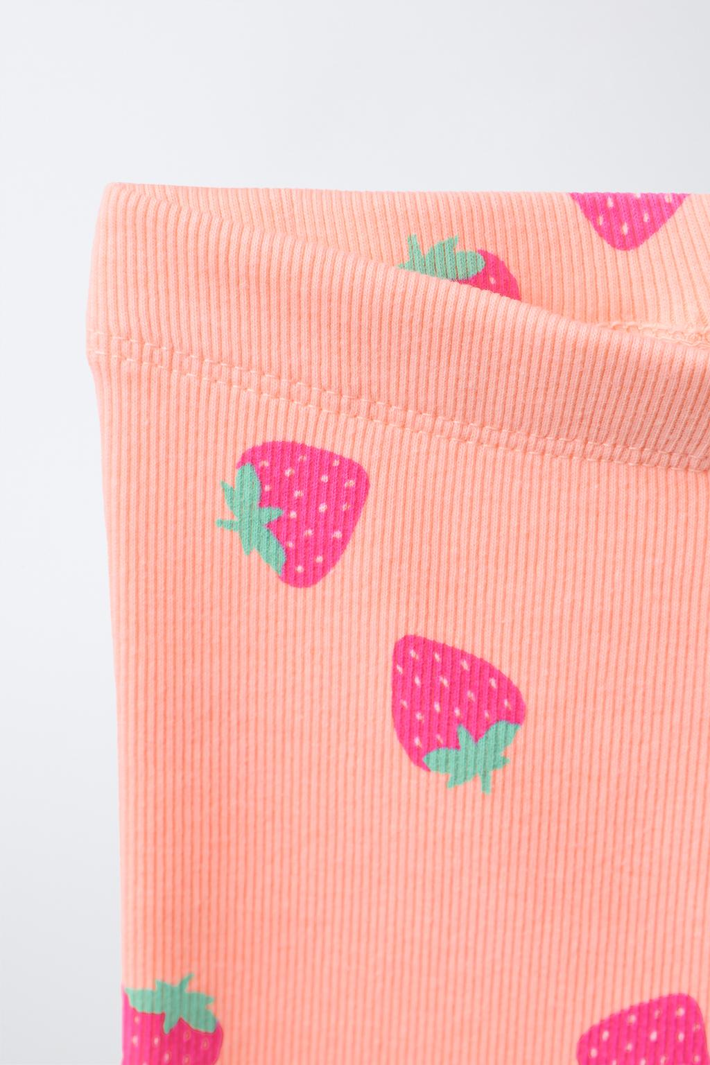 КОМПЛЕКТ ИЗ ФУТБОЛКИ И ВЕЛОСИПЕДНЫХ ЛЕГИНСОВ С КЛУБНИКОЙ