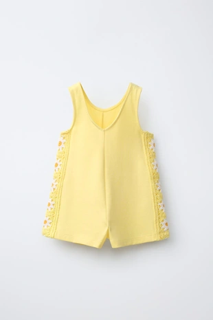 Короткий комбинезон с цветами кроше