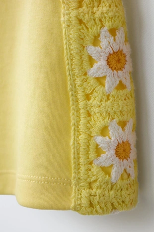 Короткий комбинезон с цветами кроше