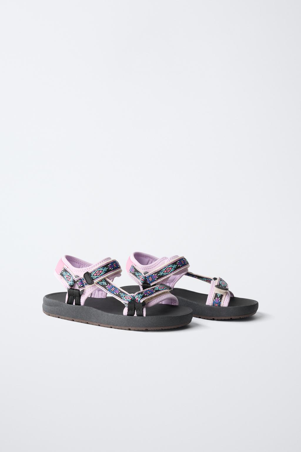 ТЕХНИЧЕСКИЕ САНДАЛИИ С ВЫШИВКОЙ