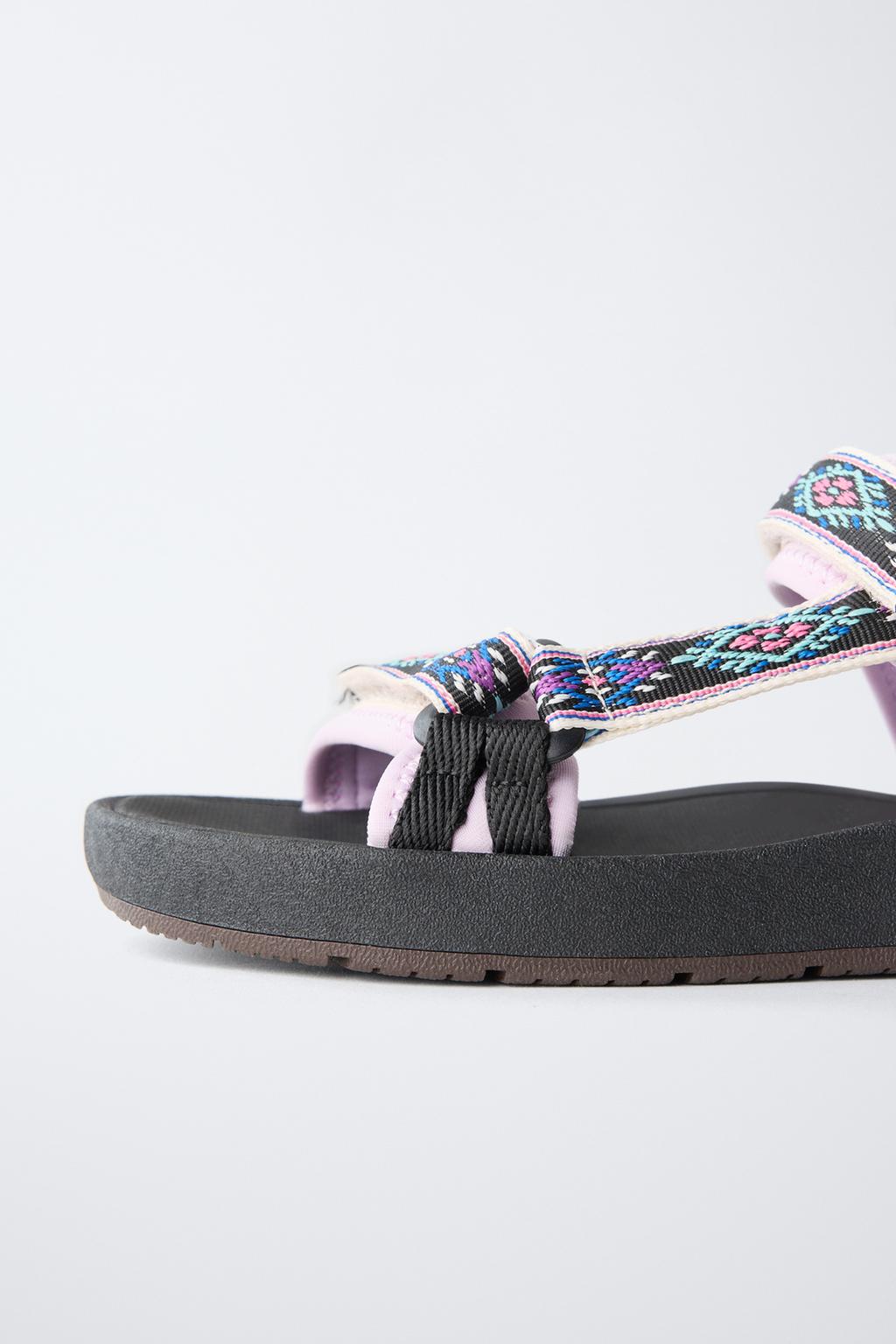 ТЕХНИЧЕСКИЕ САНДАЛИИ С ВЫШИВКОЙ