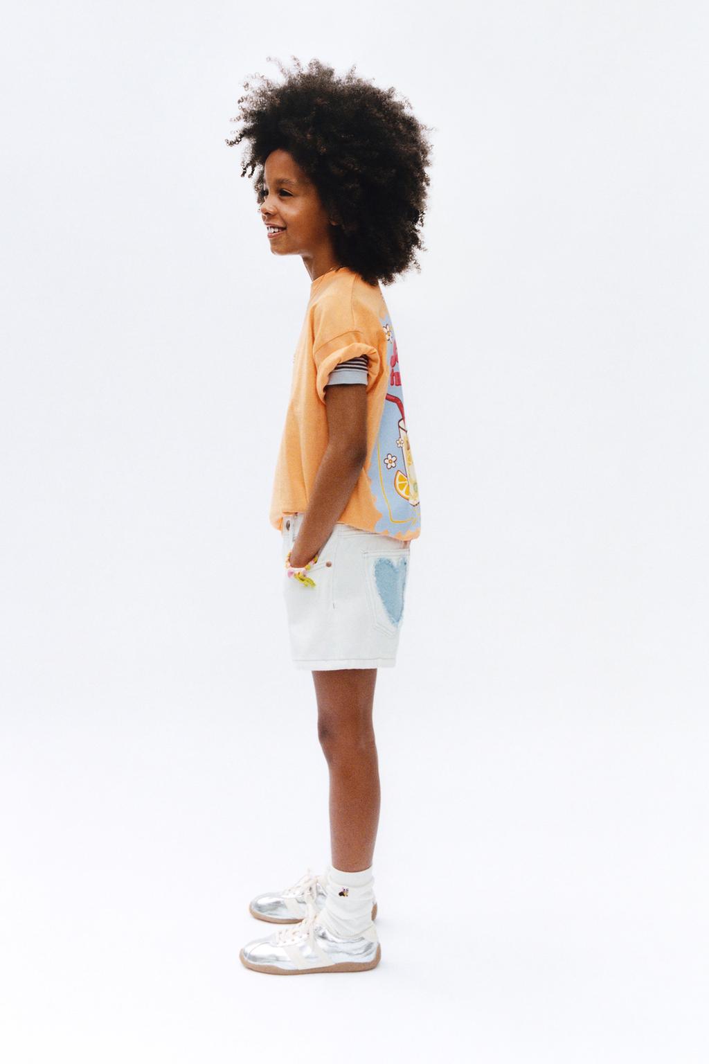 ДЖИНСОВЫЕ ШОРТЫ-БЕРМУДЫ С НАШИВКАМИ «СЕРДЦЕ»