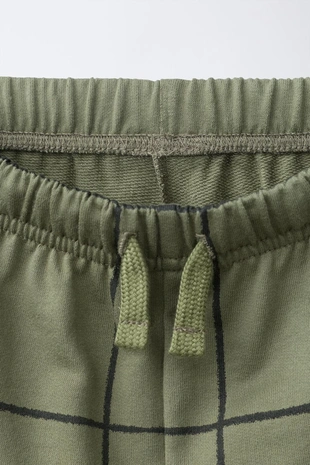 Комплект джоггинг: футболка с карманом и бермуды в клетку- Заказать в России