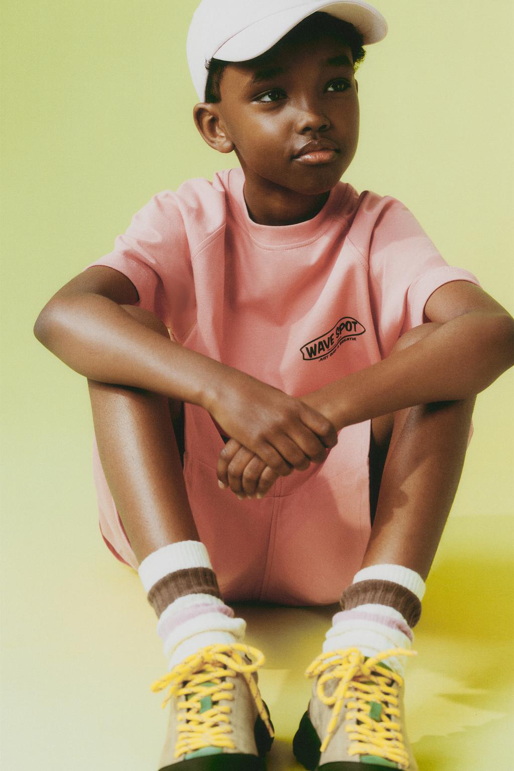 КОМПЛЕКТ ИЗ ФУТБОЛКИ И ШОРТОВ С НАДПИСЬЮ