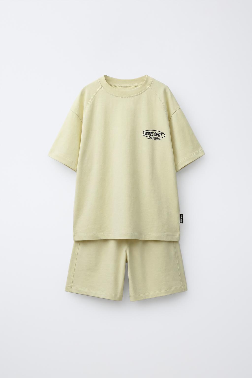 КОМПЛЕКТ ИЗ ФУТБОЛКИ И ШОРТОВ С НАДПИСЬЮ