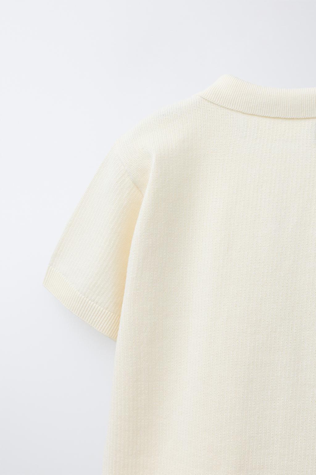 ОДНОТОННОЕ ПОЛО С РЕЛЬЕФНЫМ УЗОРОМ