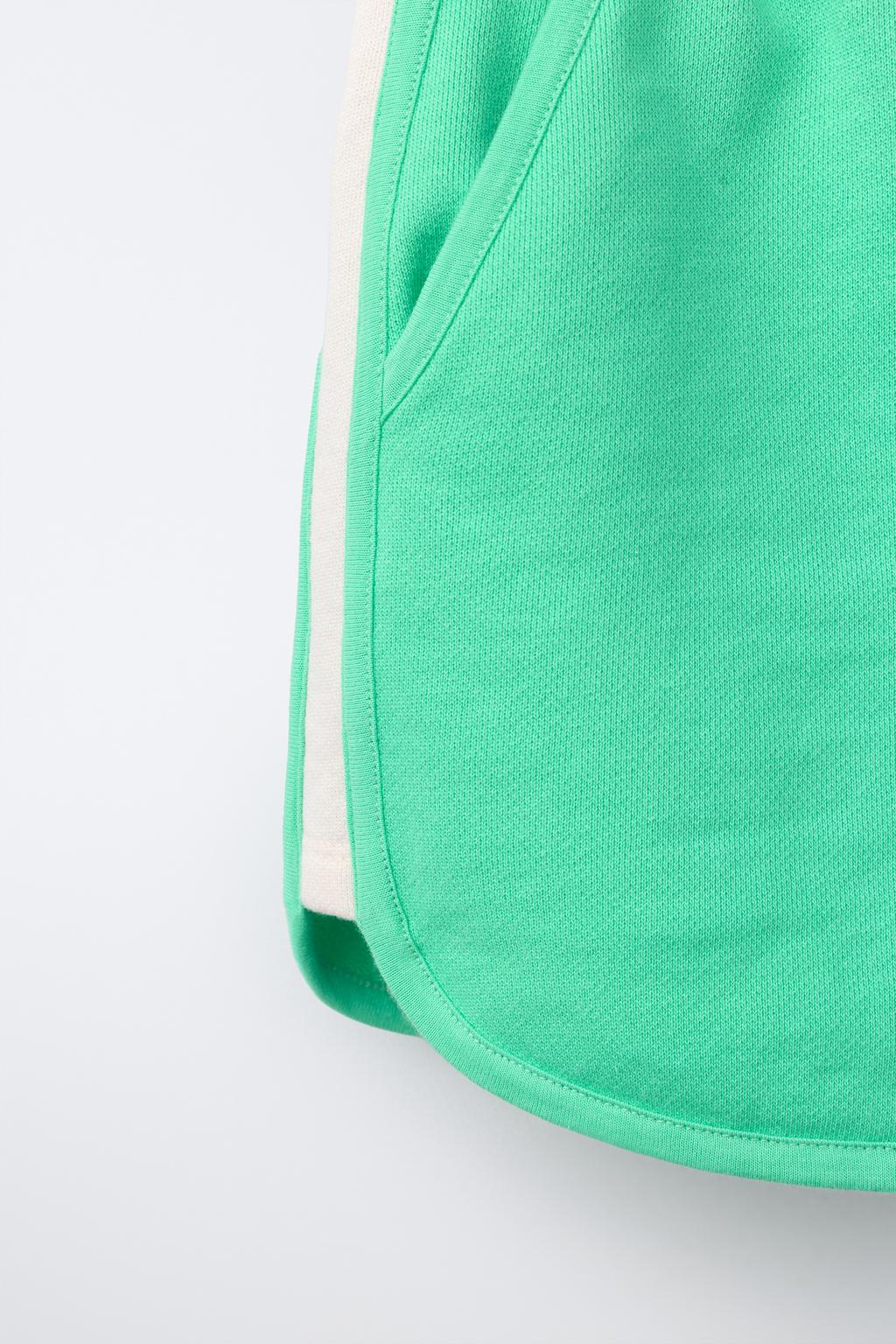 ШОРТЫ-БЕРМУДЫ С ЦВЕТНЫМИ БЛОКАМИ