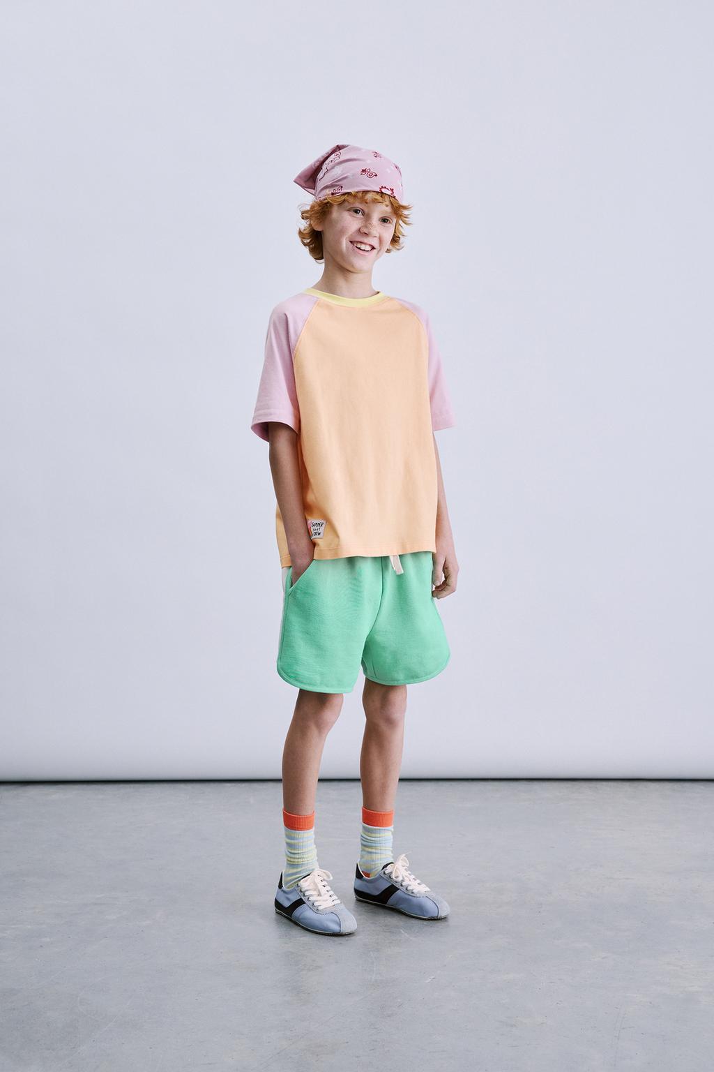 ФУТБОЛКА С РУКАВАМИ РЕГЛАН И ЦВЕТНЫМИ БЛОКАМИ