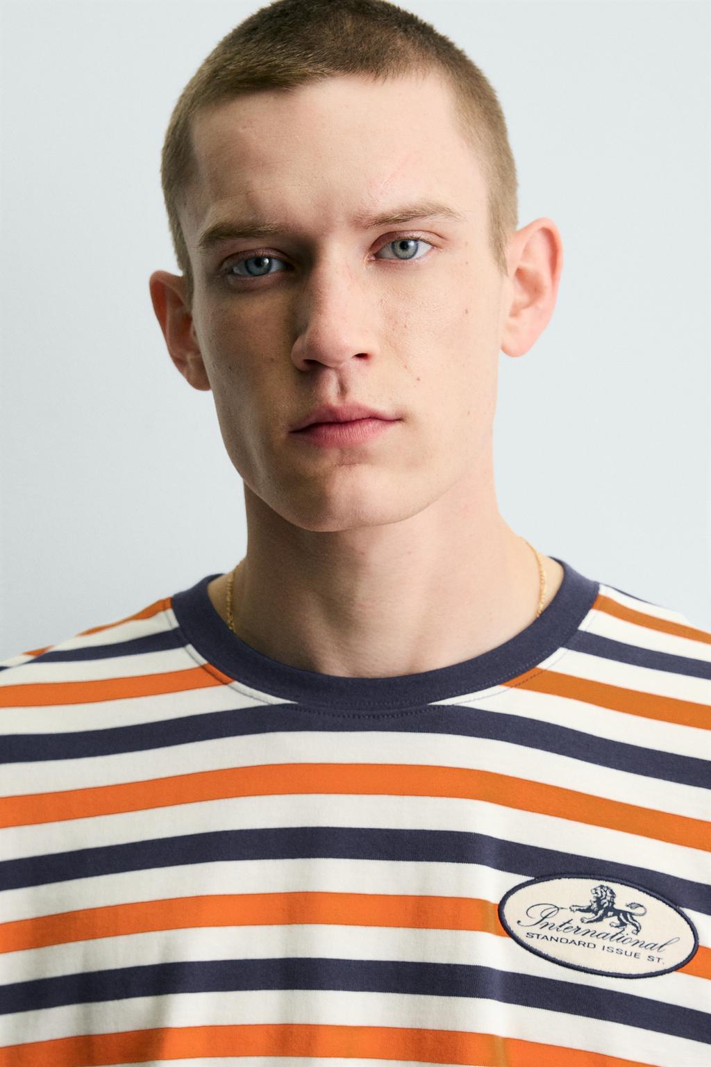 ЖАККАРДОВАЯ ФУТБОЛКА В ПОЛОСКУ С НАШИВКОЙ