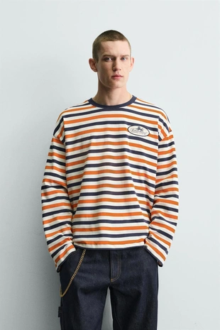 Жаккардовая футболка в полоску с нашивкой- Заказать в России