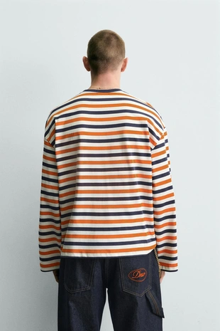 Жаккардовая футболка в полоску с нашивкой- Заказать в России